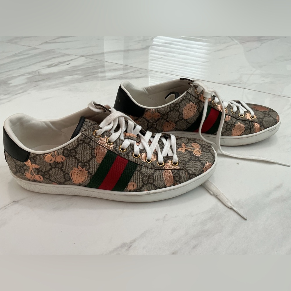 Gucci Beige Sneakers with Red and Green Accents